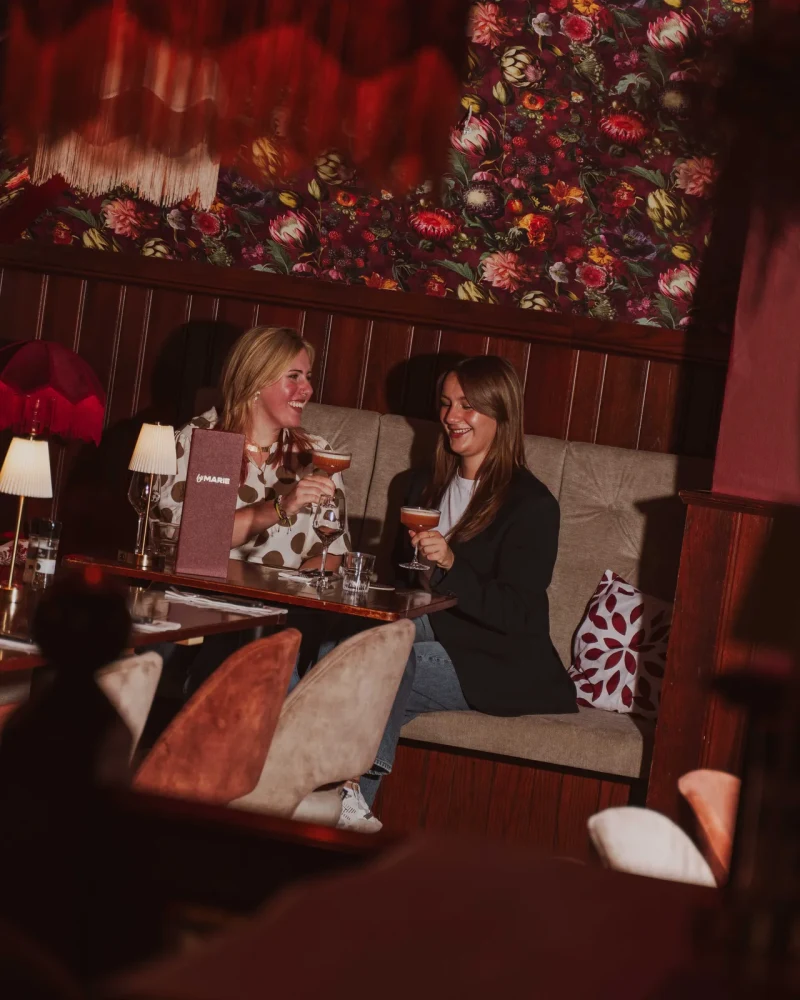 Twee vriendinnen op de bank in het restaurant